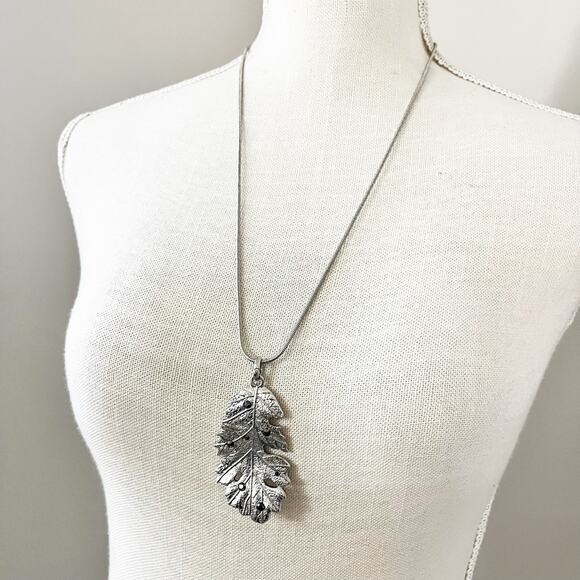 NEW Chico's Silver Leaf Adjustable Pendant Necklace - Picture 3 of 8
